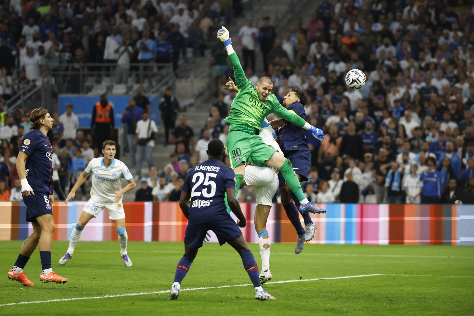 Nayef Aguerd, en la acción del gol del Marsella al PSG. EFE/EPA/Guillaume Horcajuelo