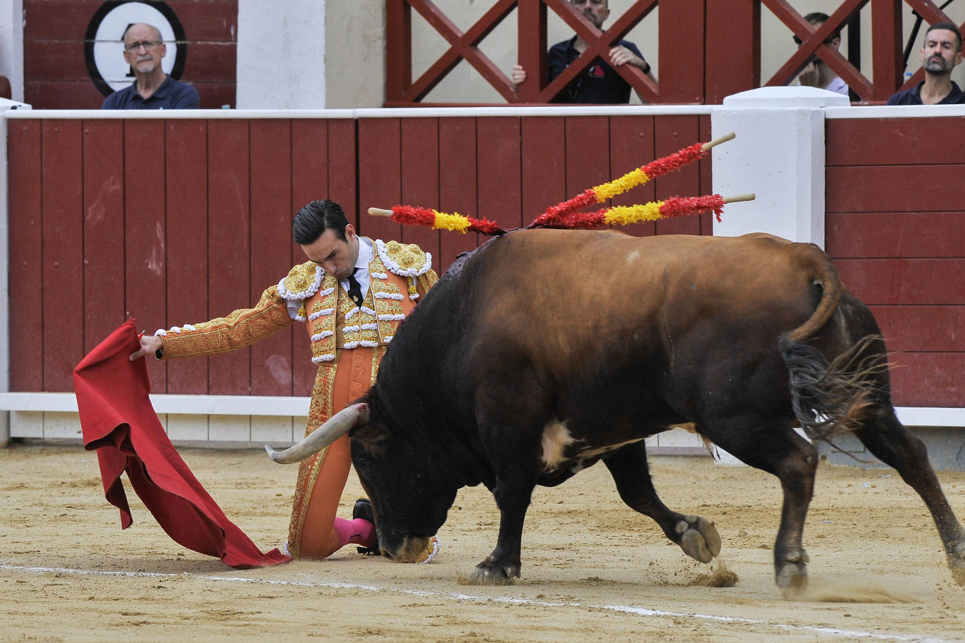 El diestro José Fernando Molina con su primer toro este lunes, durante la Feria de Albacete. EFE/ Manu