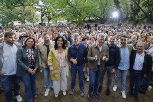 El líder del PP, Alberto Núñez Feijóo (c), el presidente de la Junta de Andalucía, Juanma Moreno (3d), el presidente de la Xunta de Galicia, Alfonso Rueda (4d), posan este domingo junto a líderes regionales durante el acto de inauguración de la temporada política este domingo en la localidad pontevedresa de Cerdedo-Cotobade. EFE/ Lavandeira Jr