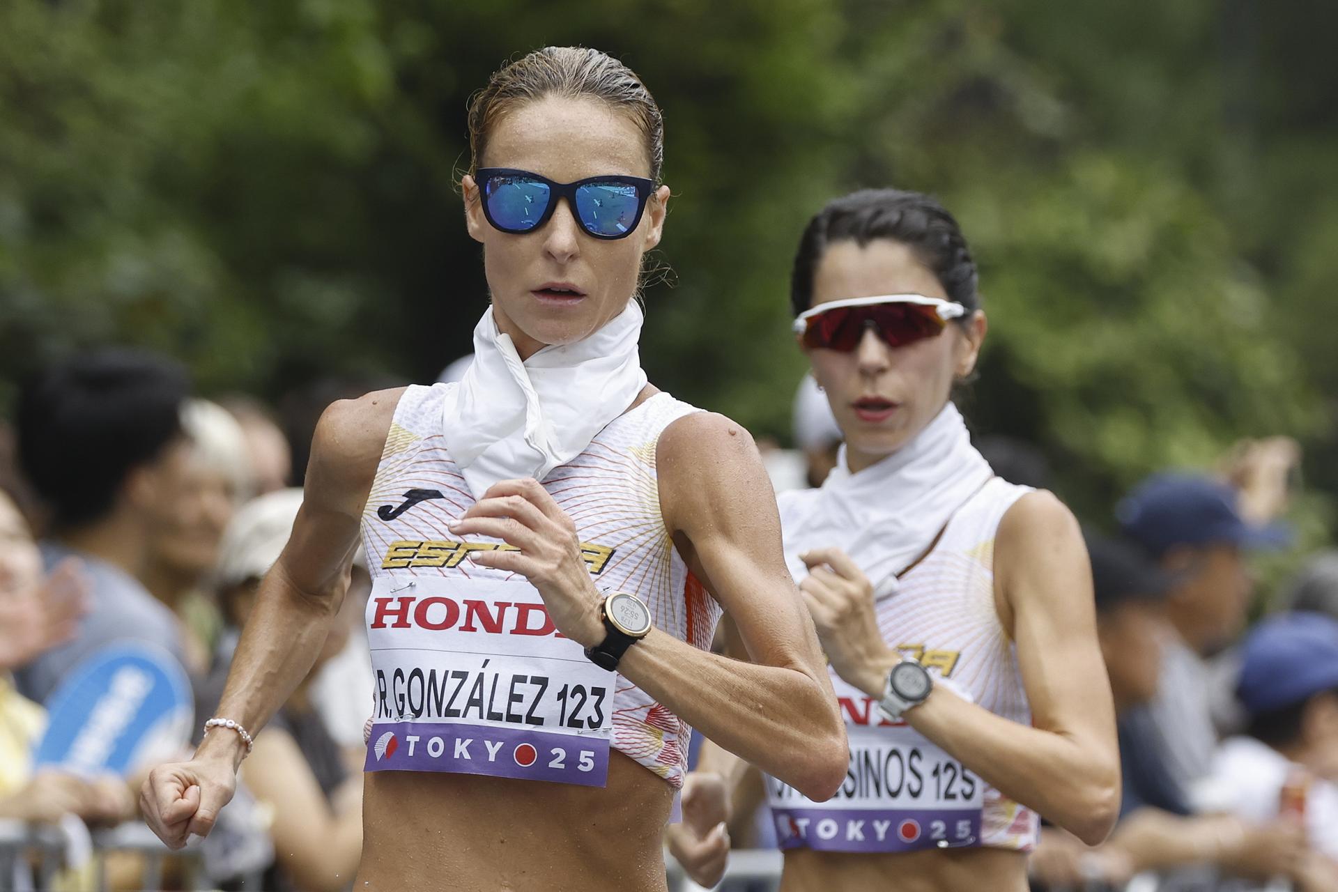 Raquel González (i) y Cristina Montesinos (d) durante su participación en los 35 km marcha d los Mundiales de atletismo de Tokio 2025. EFE/EPA/KIYOSHI OTA