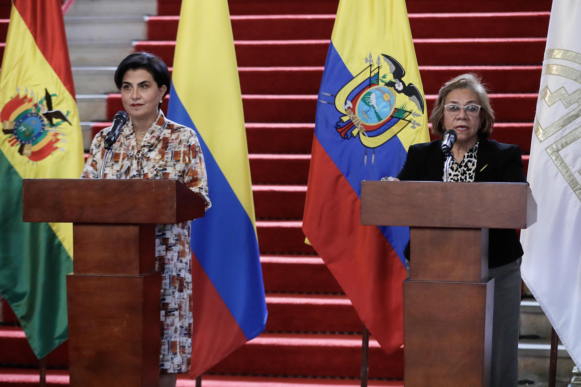 La canciller de Ecuador, María Gabriela Sommerfeld (i), y la canciller de Colombia, Rosa Yolanda Villavicencio, asisten a una rueda de prensa este martes, en Bogotá (Colombia). EFE/ Carlos Ortega
