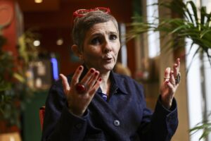 Beatrice Zavarro, abogada de Dominique Pelicot, posa para un retrato en Boulogne Billancourt, Francia, 02 de septiembre de 2025. EFE/EPA/Teresa Suarez