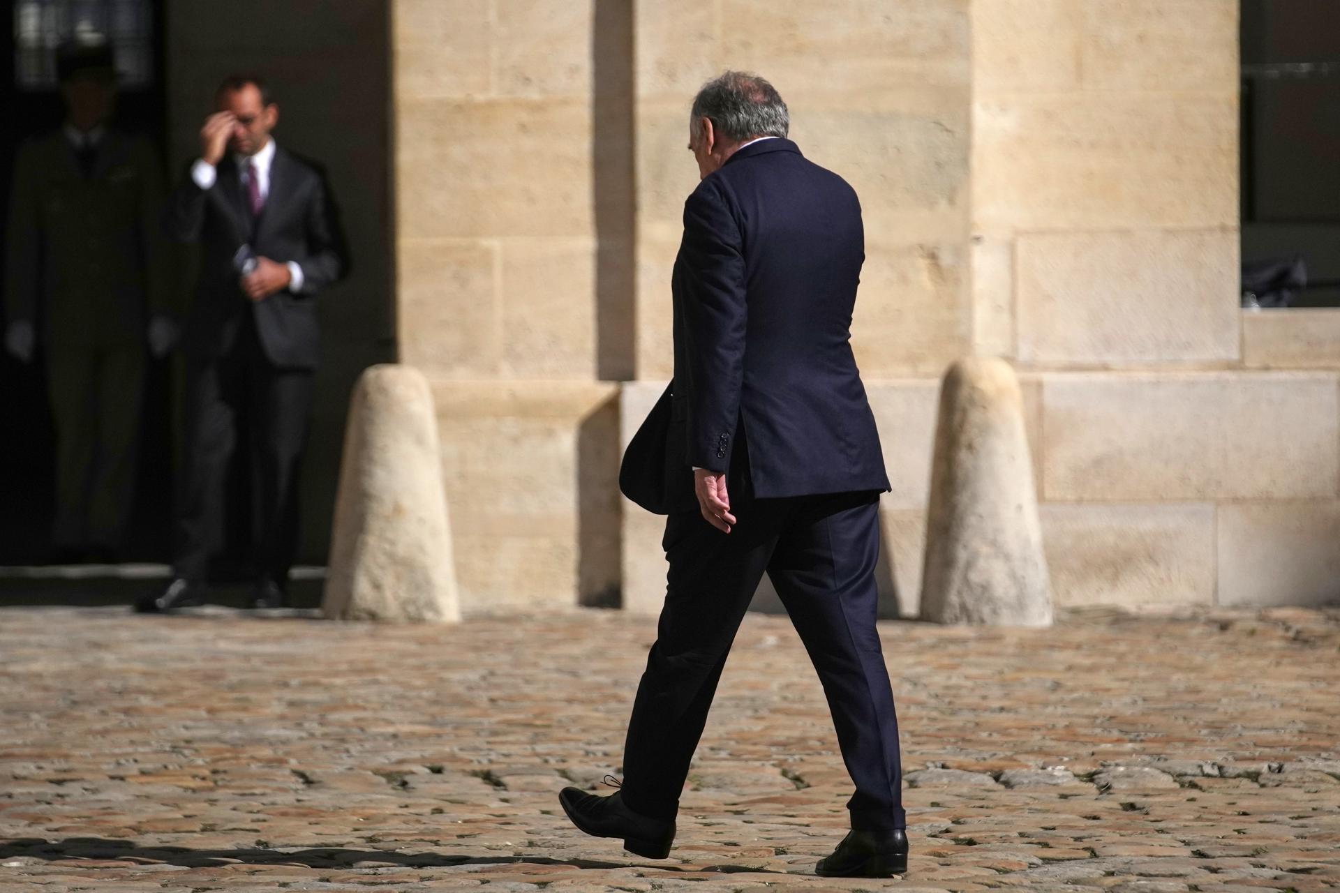 El primer ministro francés, François Bayrou, asiste a una ceremonia de despedida del jefe del Estado Mayor de las Fuerzas Armadas francesas, el general Thierry Burkhard, en el patio de los Inválidos, en París, Francia, 05 de septiembre de 2025. (Francia)
EFE/EPA/CHRISTOPHE ENA / POOL MAXPPP OUT