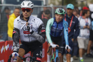 Juan Ayuso (UAE), que partió como la principal baza española para la clasificación en la Vuelta a España y marcha en la sexagésima quinta posición, a más de una hora del líder, tras la undécima etapa. EFE/Javier Lizón