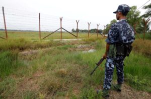 Fotografía de archivo, tomada el 24/08/2018, que muestra a un guardia vigilando la frontera entre Birmania (Myanmar) y Bangladés en el estado de Rakáin (Arakán). EPA/NYEIN CHAN NAING