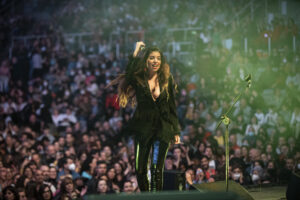 La cantante Soleá Morente durante el concierto en el Palacio de Deportes de Granada. EFE/Miguel Ángel Molina