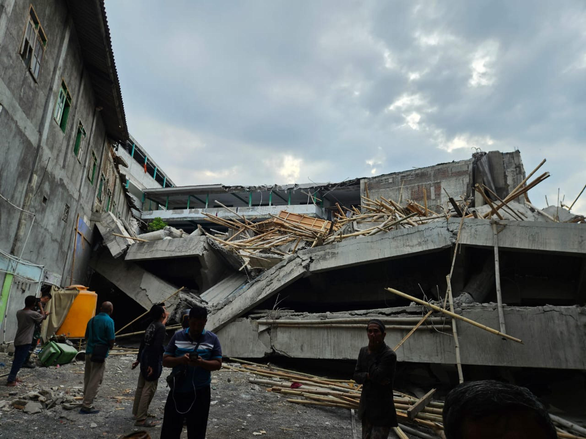 JAVA ORIENTAL (INDONESIA), 29/09/2025.- Un internado se derrumbó este lunes en la provincia indonesia de Java Oriental mientras los estudiantes rezaban en la planta baja del edificio, dejando un "número incierto" de víctimas, según informó la agencia de rescates Basarnas en un comunicado. Dos equipos compuestos por 13 rescatistas se desplazaron hasta el internado islámico Al-Khoziny, situado en Sidoarjo, en el este de la isla más poblada de Indonesia, y "encontraron indicios de dos supervivientes bajo los escombros", indicó Basarnas. EFE/ Basarnas SOLO USO EDITORIAL SOLO DISPONIBLE PARA ILUSTRAR LA NOTICIA QUE ACOMPAÑA (CRÉDITO OBLIGATORIO)
