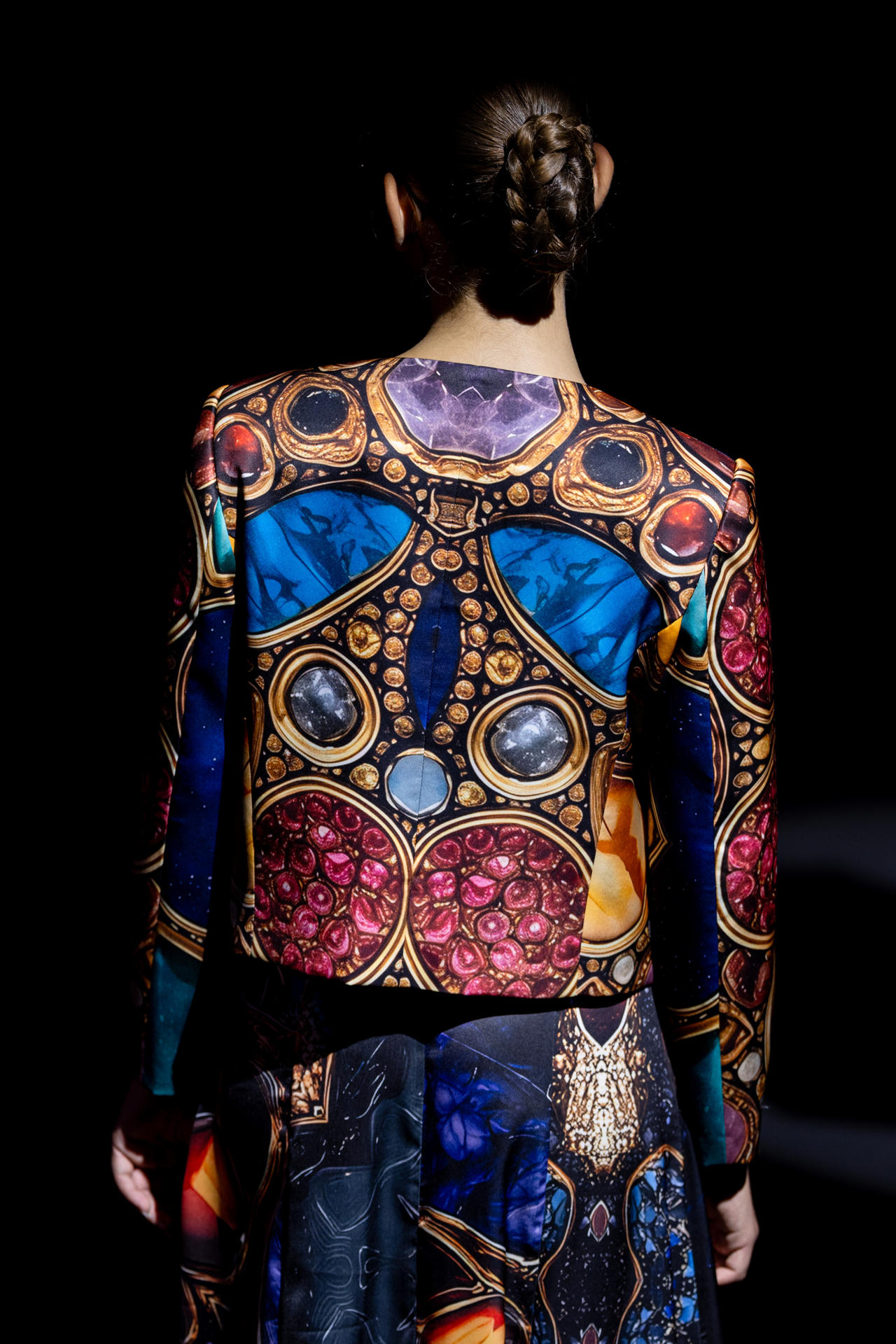Una modelo presenta los diseños para la marca Paloma Suárez este sábado en el marco de la Mercedes Benz Fashion Week Madrid en Ifema. EFE/ Daniel González