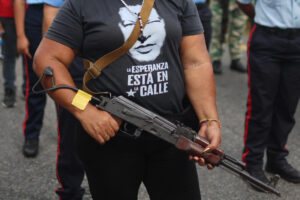 Una persona sostiene un arma durante un ejercicio militar este martes, en Caracas (Venezuela). EFE/ Miguel Gutiérrez