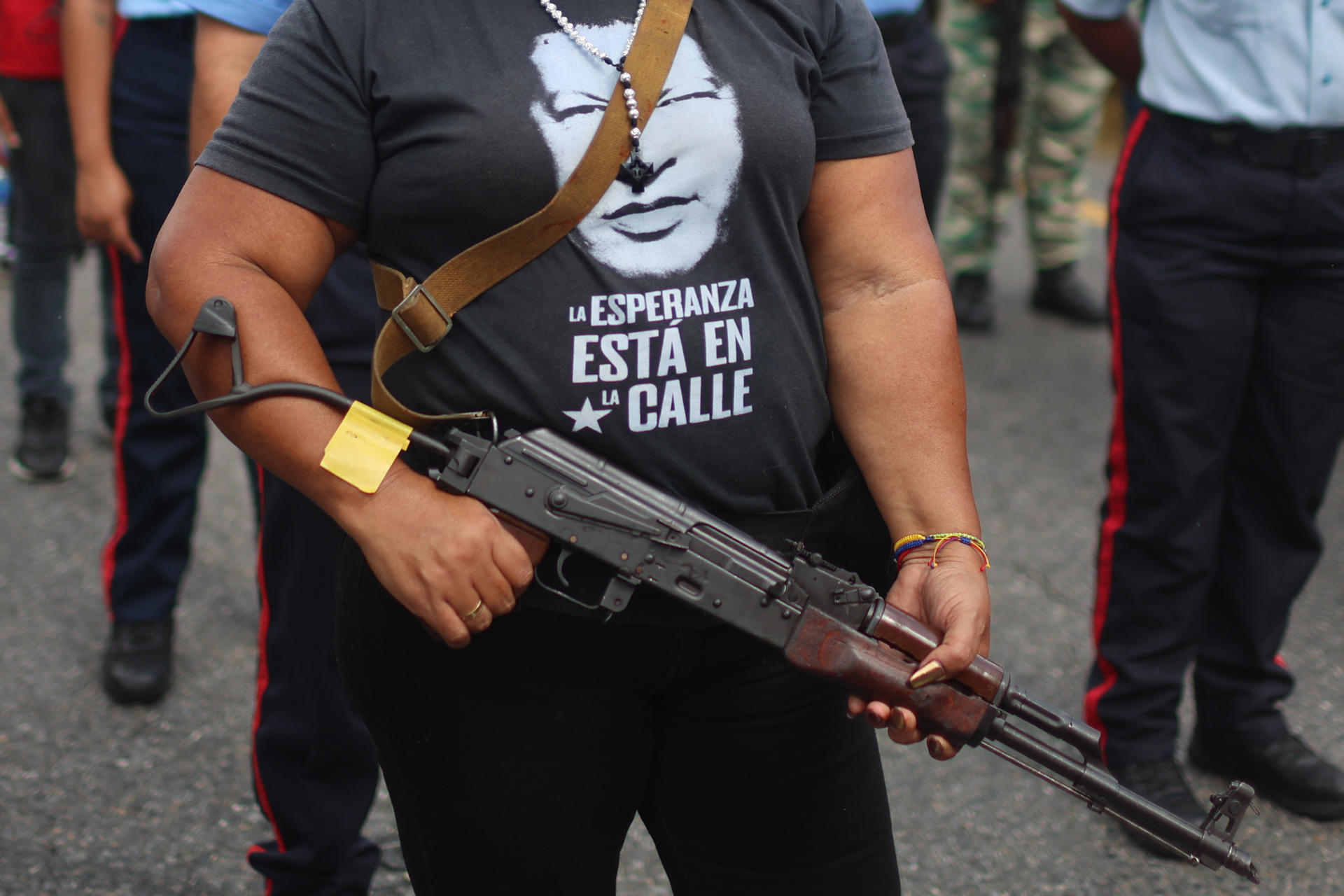 Una persona sostiene un arma durante un ejercicio militar este martes, en Caracas (Venezuela). EFE/ Miguel Gutiérrez