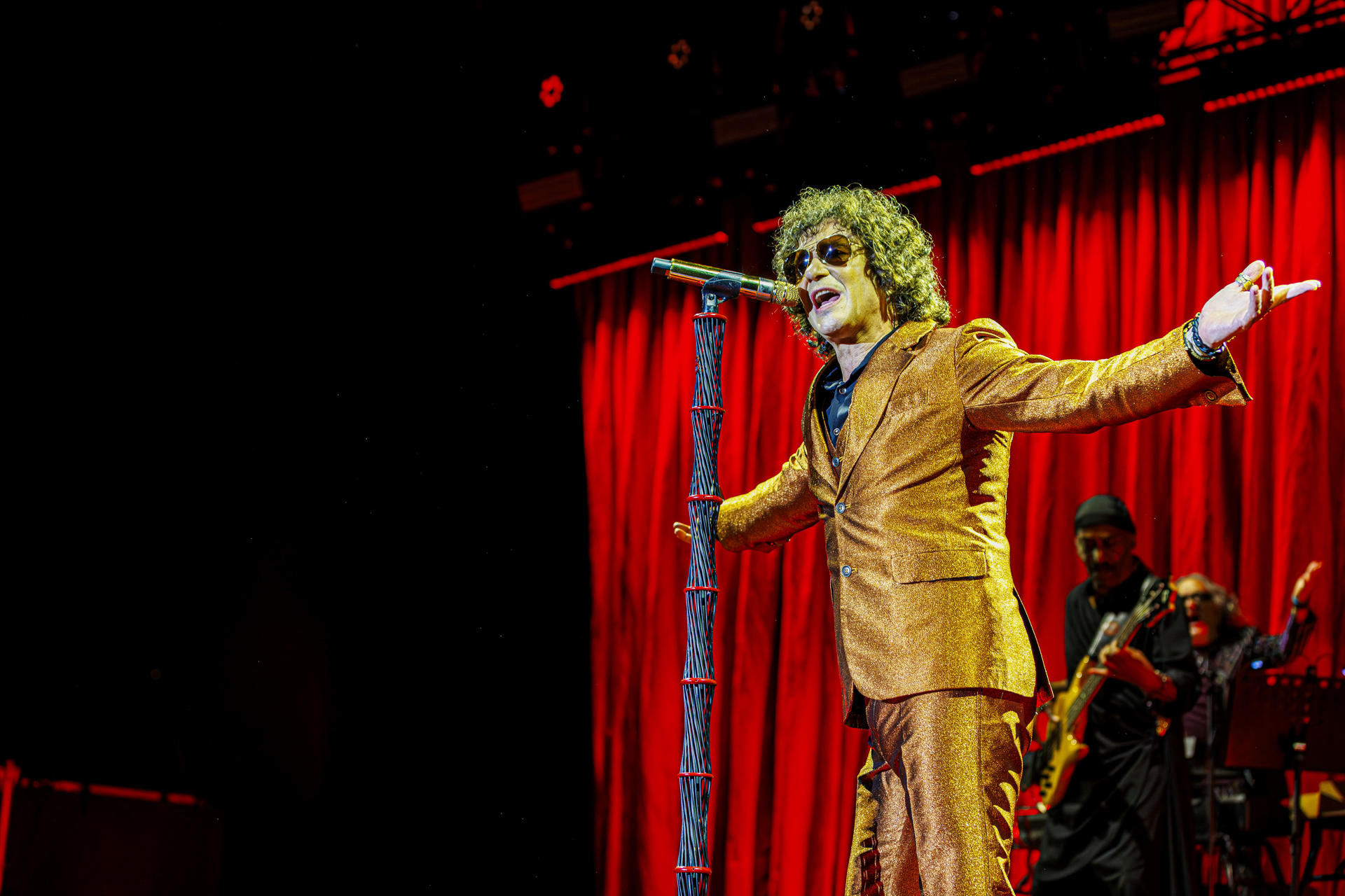 El cantante y compositor Enrique Bunbury durante su último concierto en España de su gira "Huracán Ambulante", hoy sábado en el Príncipe Felipe de Zaragoza. EFE/JAVIER BELVER