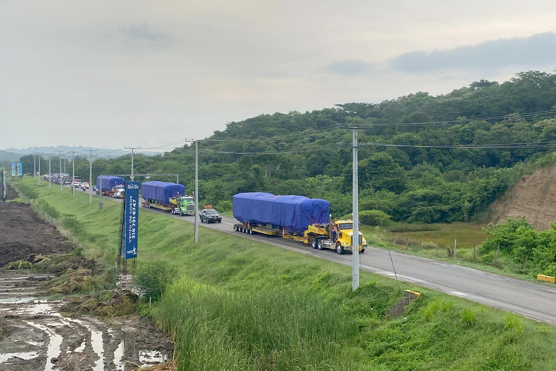 Fotografía cedida este martes, 9 de septiembre, por la Alcaldía de Bogotá de la caravana de camiones que transportan los primeros vagones del Metro de Bogotá, a la altura de Barrancabermeja (Santander, Colombia). EFE/Alcaldía de Bogotá