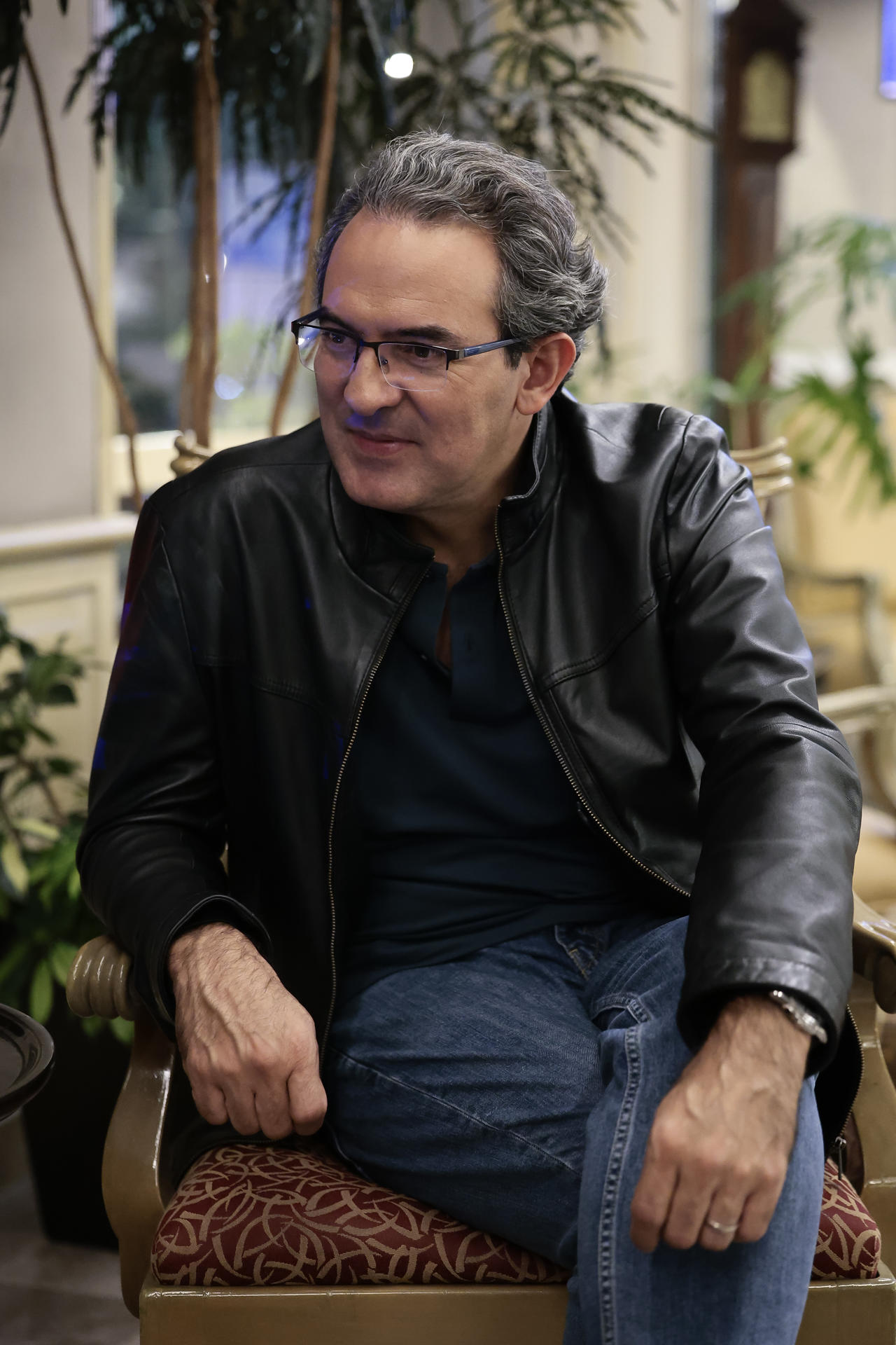 El escritor colombiano Juan Gabriel Vásquez, habla durante una entrevista con EFE este sábado, en la Ciudad de México (México). EFE/José Méndez