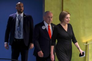 El primer ministro de Israel, Benjamin Netanyahu (C), se acerca al podio para hablar durante el 80º período de sesiones de la Asamblea General de las Naciones Unidas en la sede de las Naciones Unidas en Nueva York, EE.UU., el 26 de septiembre de 2025. EFE/EPA/Sarah Yenesel