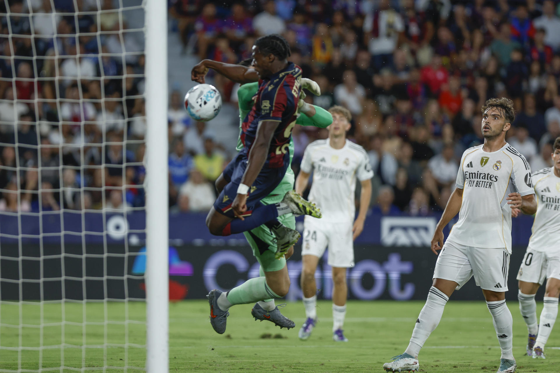 El delantero del Levante Etta Eyong (i) marca ante el Real Madrid, durante el partido de la sexta jornada de LaLiga EA Sports que Levante UD y Real Madrid disputaron en el estadio Ciutat de Valencia. EFE/Ana Escobar