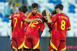 Los jugadores de la selección española de fútbol sub-21 celebran uno de los goles ante la selección de Kosovo, durante el partido de la fase de clasificación del próximo Europeo sub-21 que los dos combinados nacionales juegan este martes en el estadio Fadil Vokrri, en Pristina. EFE/RFEF/Acero