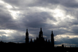 Cielos nublados sobre la Basílica del Pilar de Zaragoza, en una imagen de archivo. EFE/Javier Cebollada