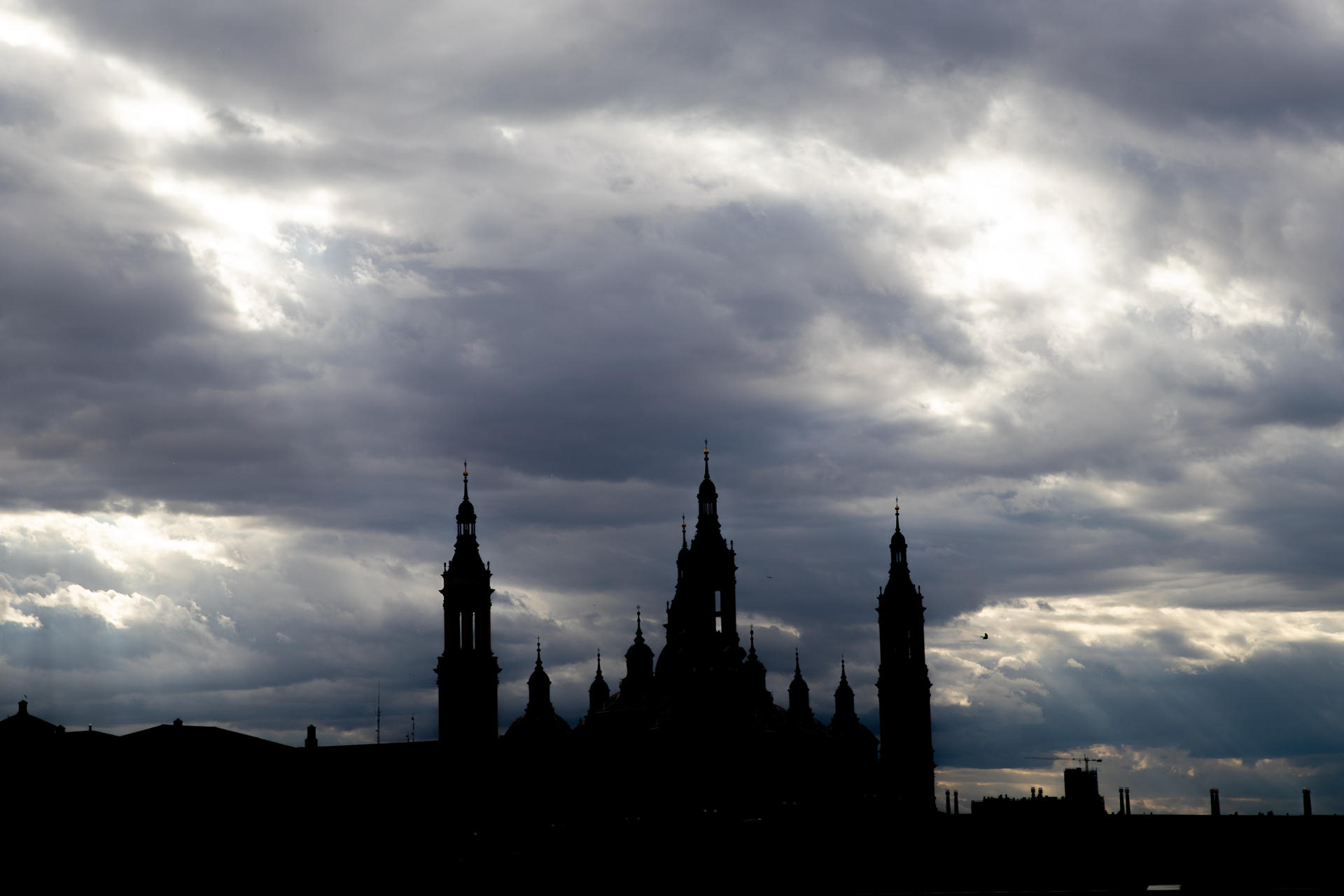 Cielos nublados sobre la Basílica del Pilar de Zaragoza, en una imagen de archivo. EFE/Javier Cebollada