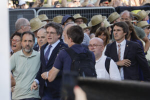 Llegada del líder de Junts Carles Puigdemont a las inmediaciones del Palau de la Generalitat el 8 de agosto de 2024.-EFE/ Alberto Estevez