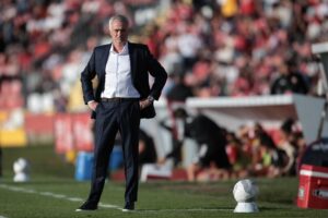 El entrenador del Benfica Jose Mourinho (C), durante el partido disputado este fin de semana entre el AVS y su equipo. EFE/MANUEL FERNANDO ARAUJO