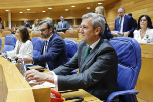 El presidente gallego, Alfonso Rueda (d) comparece sobre la ola de incendios en el Parlamento de Galicia, este martes en Santiago de Compostela. EFE/Lavandeira jr