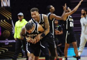 Los jugadores Jaden Shackelford (I) y Dexter Dennis (C), del NBA G League United celebra la victoria en el partido de la FIBA Intercontinental Cup en Singapur. EFE/EPA/HOW HWEE YOUNG