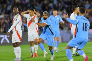 Rodrigo Aguirre (c), de Uruguay, celebra un gol en un partido por las eliminatorias a la Copa Mundial 2026 entre Uruguay y Perú en el estadio Centenario en Montevideo (Uruguay) EFE/ Gastón Britos