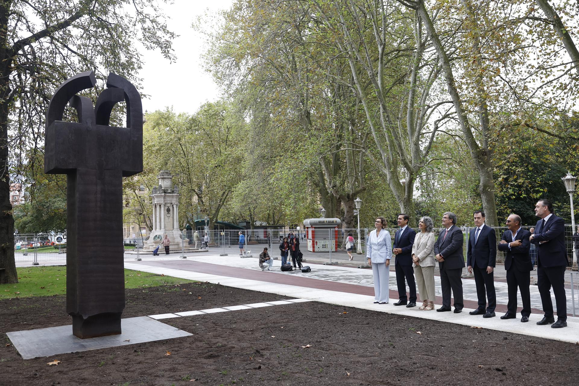 La escultura de Eduardo Chillida 'Elogio del hierro III' ha vuelto este viernes al Museo Bellas Artes de Bilbao, en un acto que ha contado con la presencia del presidente del BBVA, Carlos Torres (2i), el alcalde de Bilbao, Juan Mari Aburto (c), entre otras autoridades. EFE/ Miguel Toña
