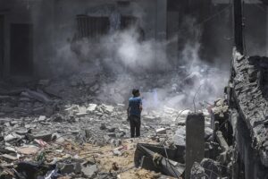 Imagen de archivo de un niño palestino que observa los daños causados ​​por un ataque aéreo israelí contra el campo de refugiados de al-Bureij, en el sur de la Franja de Gaza. EFE/ Mohammed Saber