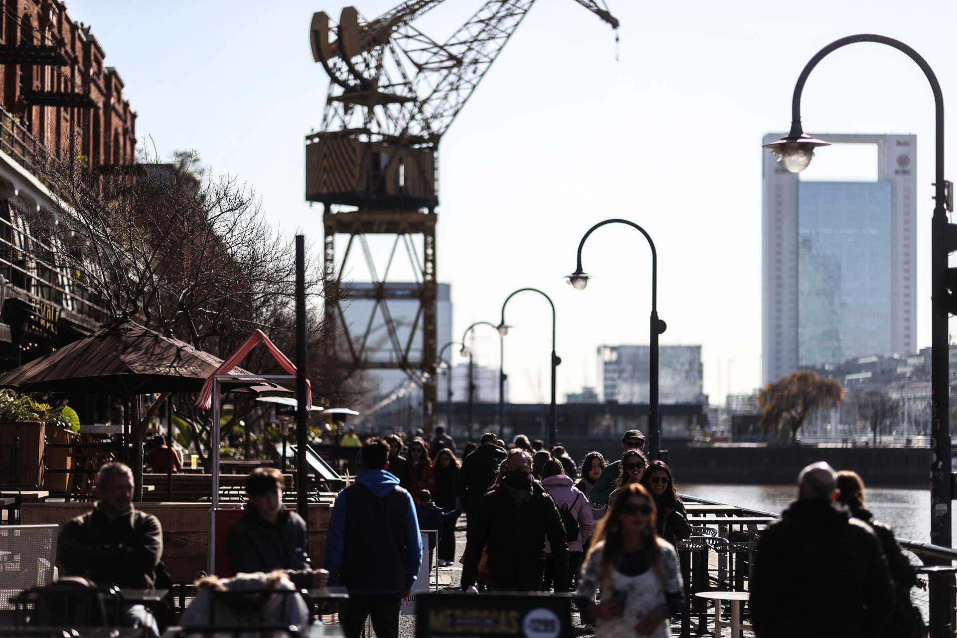 Fotografía de archivo de personas recorriendo el turístico barrio de Puerto Madero, en la ciudad de Buenos Aires (Argentina). EFE/ Juan Ignacio Roncoroni