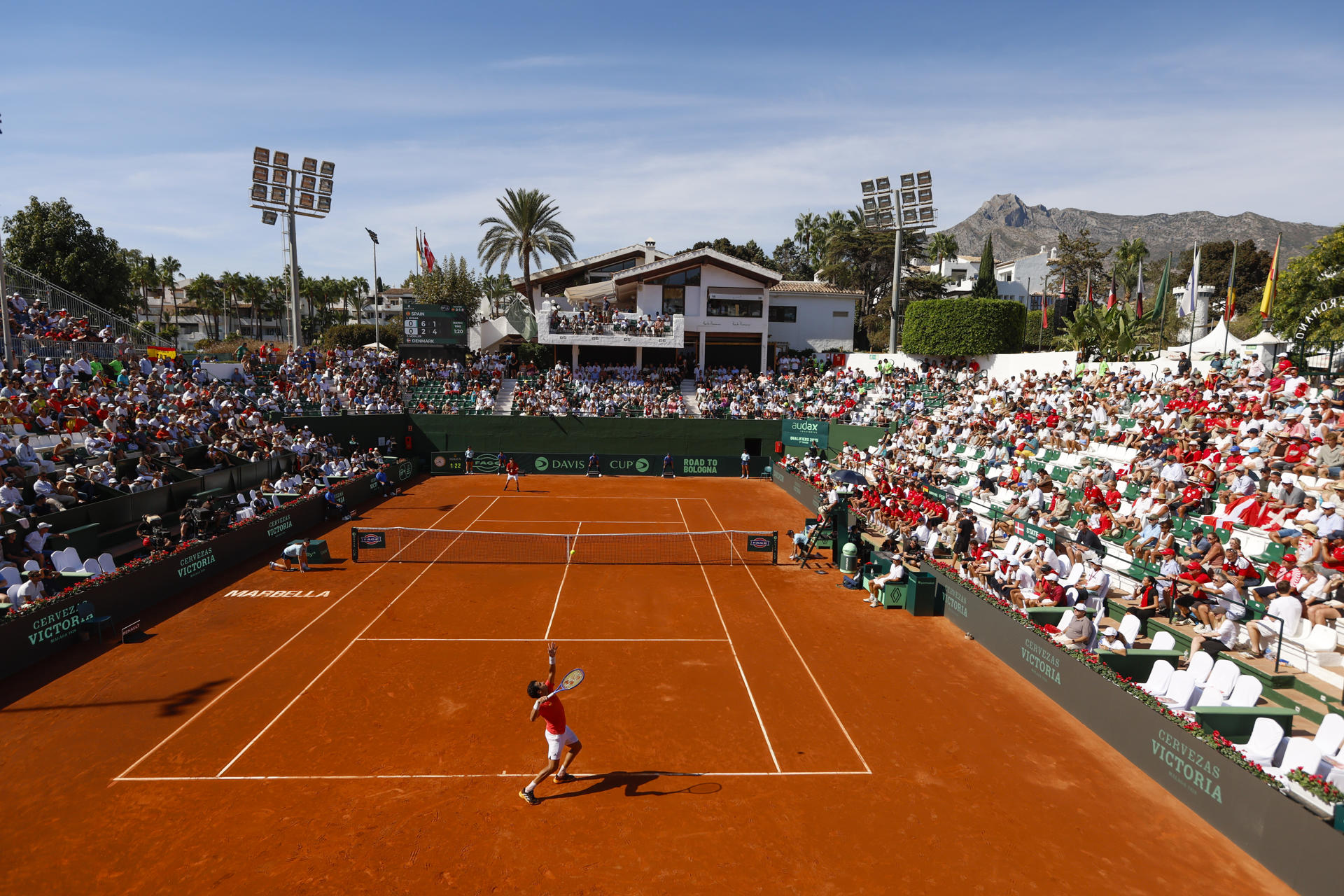 El español Jaume Munar ante el danés Elmer Moeller, durante el partido de la segunda ronda clasificatoria de la Copa Davis, este sábado en el club de tenis Puente Romano en Marbella. EFE/ Jorge Zapata
