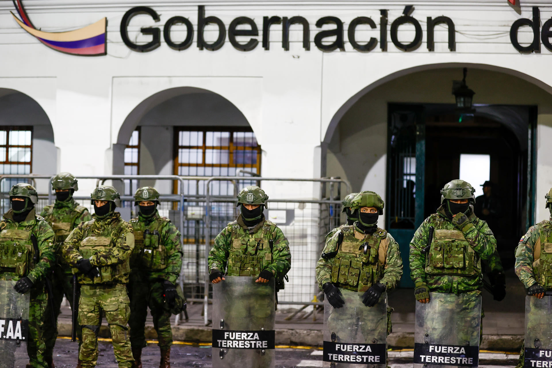 Integrantes del Comando Conjunto de las Fuerzas Armadas de Ecuador custodian la Gobernación de Cotopaxi este domingo, en Latacunga (Ecuador). EFE/ José Jácome
