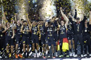 Los jugadores de Alemania celebran tras ganar a Turquía la final del EuroBasket 2025 en Riga, Letonia. EFE/EPA/TOMS KALNINS