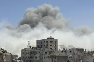 Un bombardeo en la zona de Saftawi, en el norte de la ciudad de Gaza, este 7 de septiembre. EFE/ Ahmad Awad