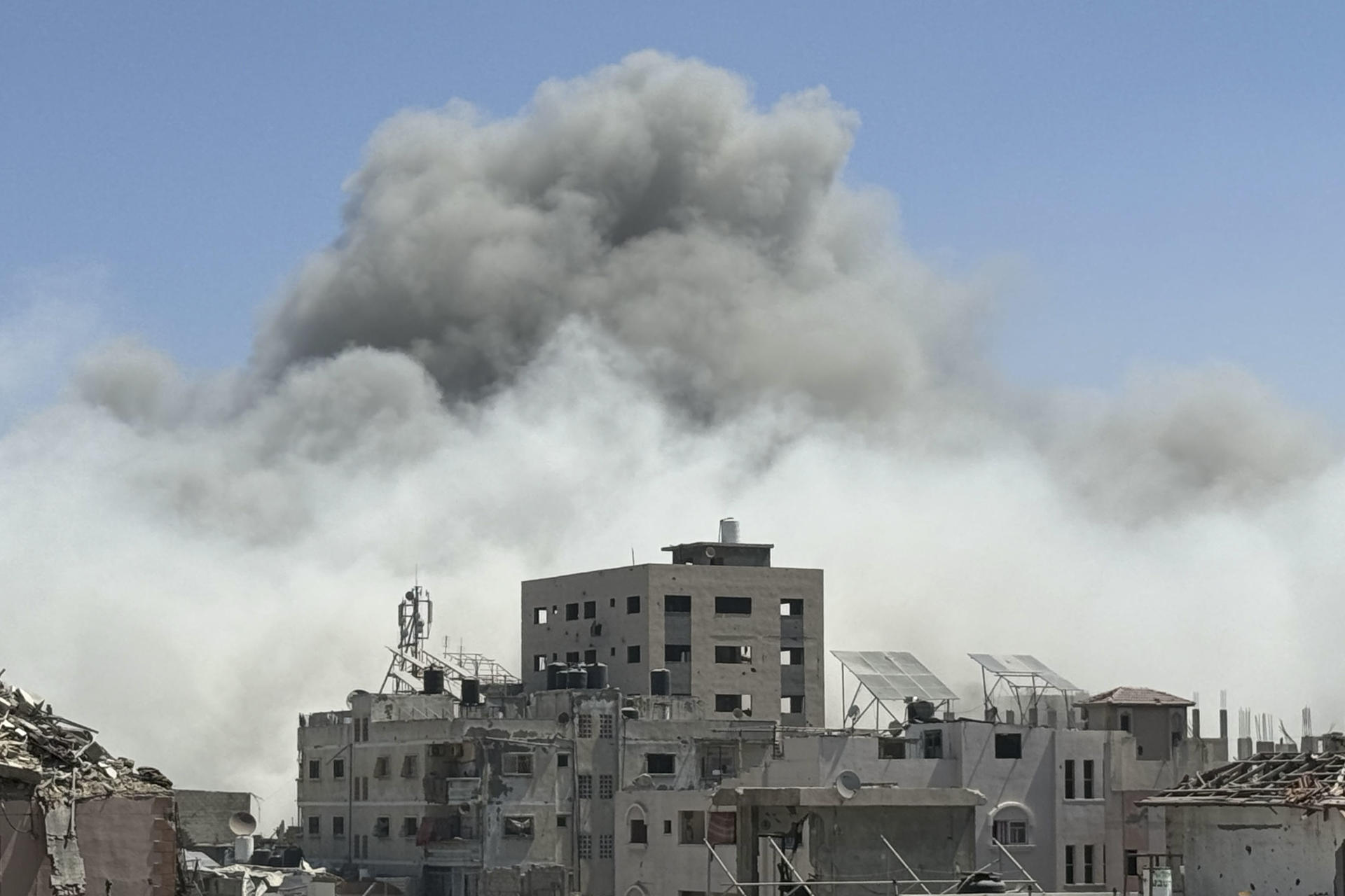 Un bombardeo en la zona de Saftawi, en el norte de la ciudad de Gaza, este 7 de septiembre. EFE/ Ahmad Awad