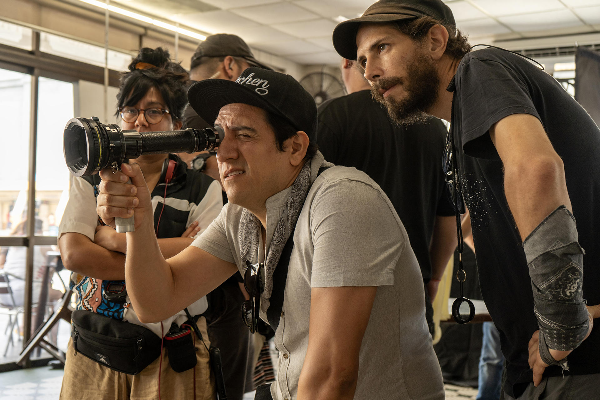 Fotografía sin fecha específica cedida por Kenneth Loo Vignone donde aparece el director mexicano J. Xavier Velasco (c) durante el rodaje de la película 'Cocodrilos' que se estrena este19d e septiembre de '2025 en el New York Latin Film Festival (NYLFF), en Nueva York (Estados Unidos). EFE/ Kenneth Loo Vignone /SOLO USO EDITORIAL/ NO VENTAS/ SOLO DISPONIBLE PARA ILUSTRAR LA NOTICIA QUE ACOMPAÑA (CRÉDITO OBLIGATORIO)
