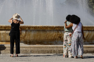Unos turistas toman fotos en la plaza de España de Sevilla, este miércoles en el que Andalucía podría alcanzar hasta los 40 grados.EFE/José Manuel Vidal