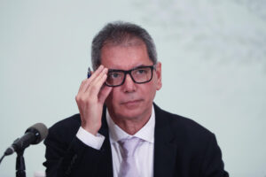El secretario de Hacienda y Crédito Público (SHCP), Edgar Amador Zamora, habla durante una rueda de prensa este martes, en Ciudad de México (México). EFE/ Mario Guzmán