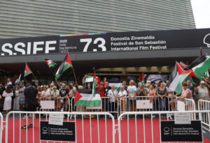 Concentración a favor de Palestina este viernes frente a la alfombra roja de la gala inaugural de la 73 el Festival Internacional de Cine de San Sebastián. EFE/Juan Herrero