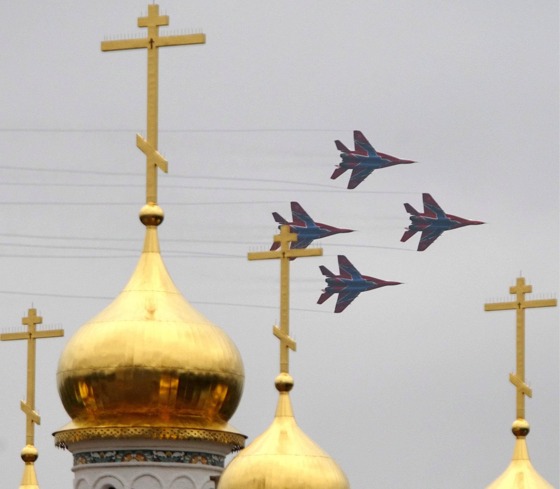 Aviones de combate rusos MIG-29 sobrevuelan la localidad de Zhukovsky en una imagen de archivo. EPA/SERGEI ILNITSKY