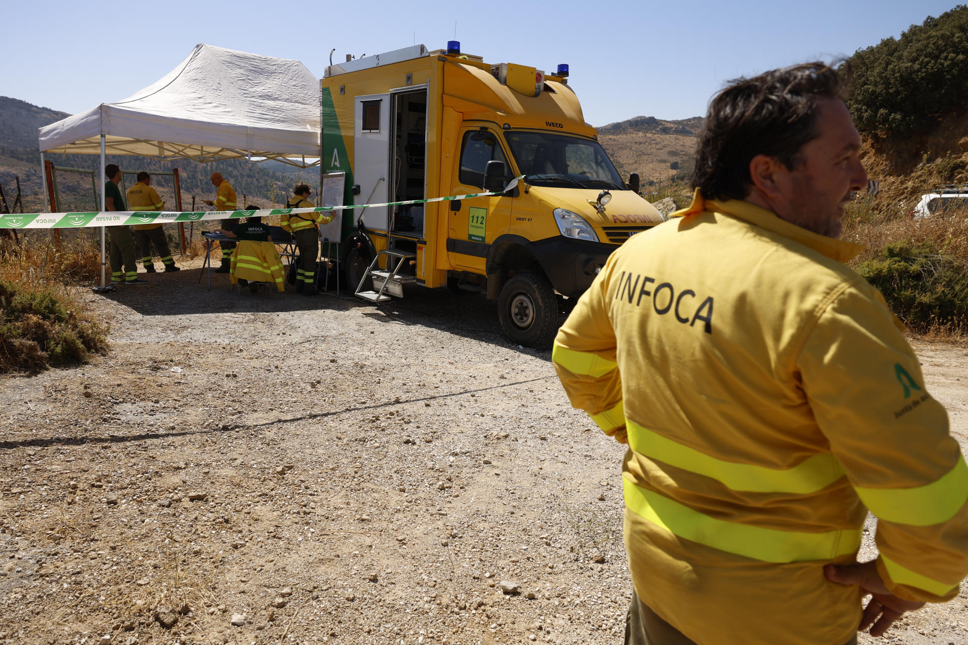 Una quincena de medios aéreos entre aviones y helicópteros luchan contra el incendio forestal activo en el paraje Cortijo El Navazo, en el municipio malagueño de Parauta, ubicado en la Serranía de Ronda, según ha informado el plan andaluz contraincendidos INFOCA.EFE/Jorge Zapata
