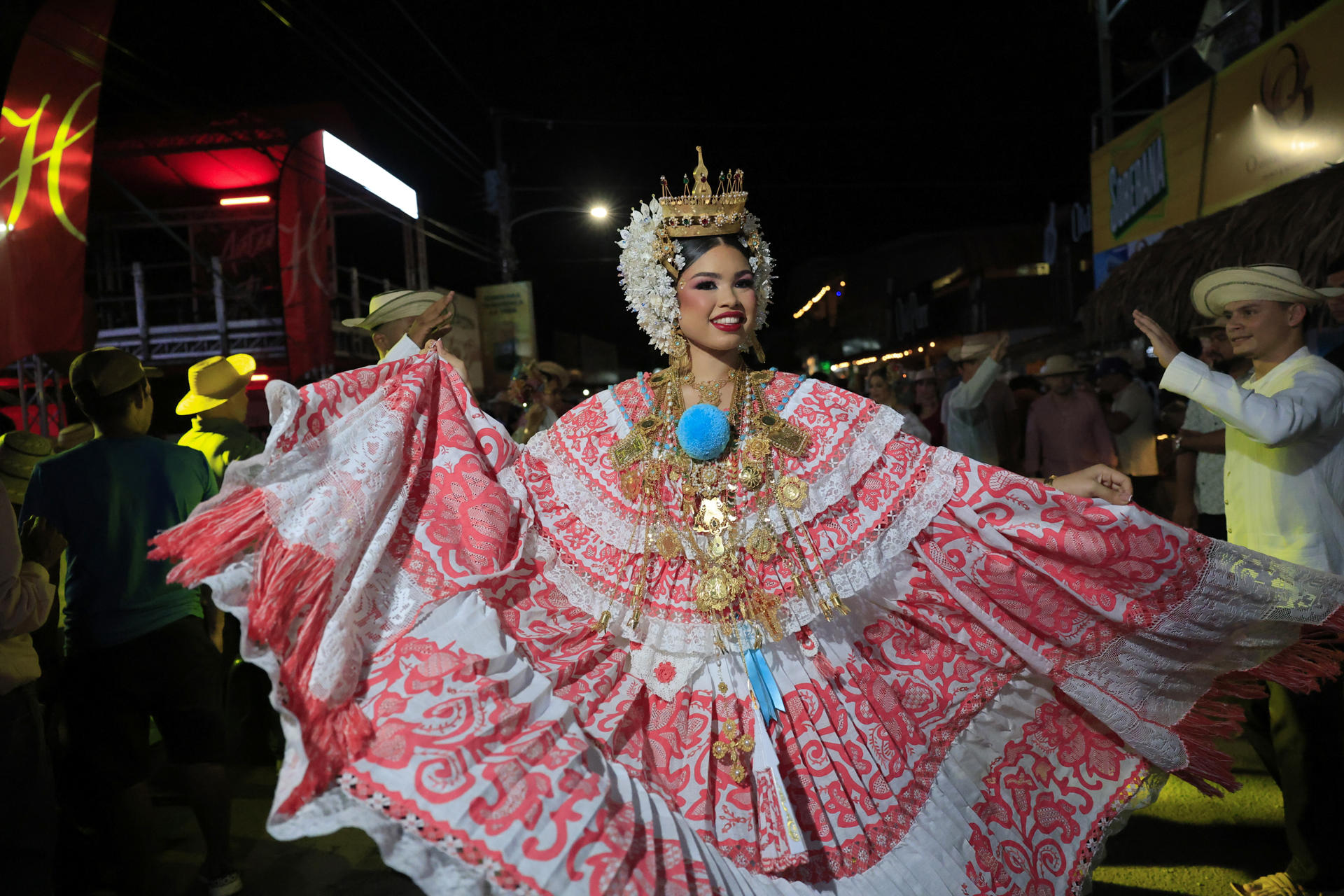 La reina del Festival Nacional de la Mejorana, Lourdes Esquivel Cedeño, baila este viernes en Guararé (Panamá). EFE/ Bienvenido Velasco