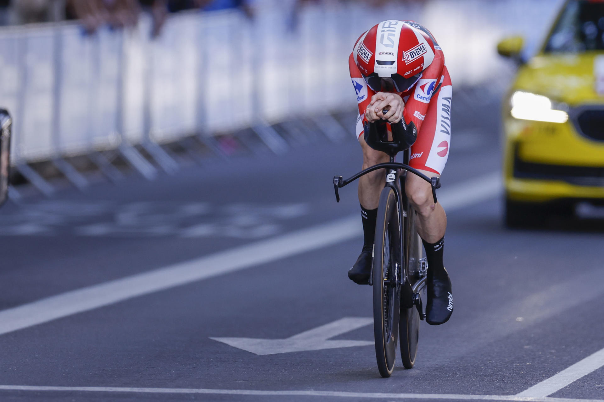El ciclista danés Jonas Vingegaard, del Team Visma participa en la 18º etapa de la Vuelta Ciclista a España, una contrarreloj individual de 12,2 km con salida y llegada en Valladolid, este jueves. La etapa se desarrolla entre grandes medidas de seguridad ante las protestas por la presencia de un equipo israelí, el Israel Premier Tech. EFE/ Javier Lizón
