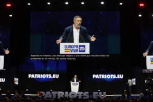 El líder de Vox, Santiago Abascal, interviene en el acto 'Europa Viva 25' este domingo en Madrid. EFE/J.J. Guillén