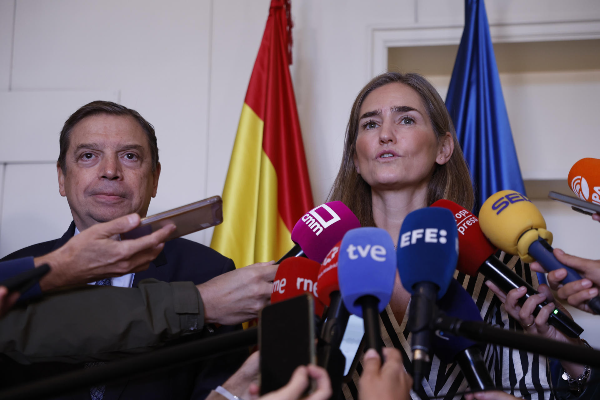 La vicepresidenta tercera y ministra para la Transición Ecológica y Reto Demográfico, Sara Aagesen junto al ministro de Agricultura, Pesca y Alimentación, Luis Planas. EFE/ Javier Lizón