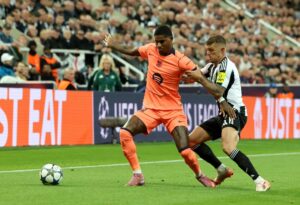 El jugador Kieran Trippier (d), del Newcastle, en acción ante Marcus Rashford, del Barcelona, durante el primer partido de la fase liga de la UEFA Champions League league que han jugado Newcastle United y Barcelona en Newcastle, Reino Unido. EFE/EPA/ALEX DODD