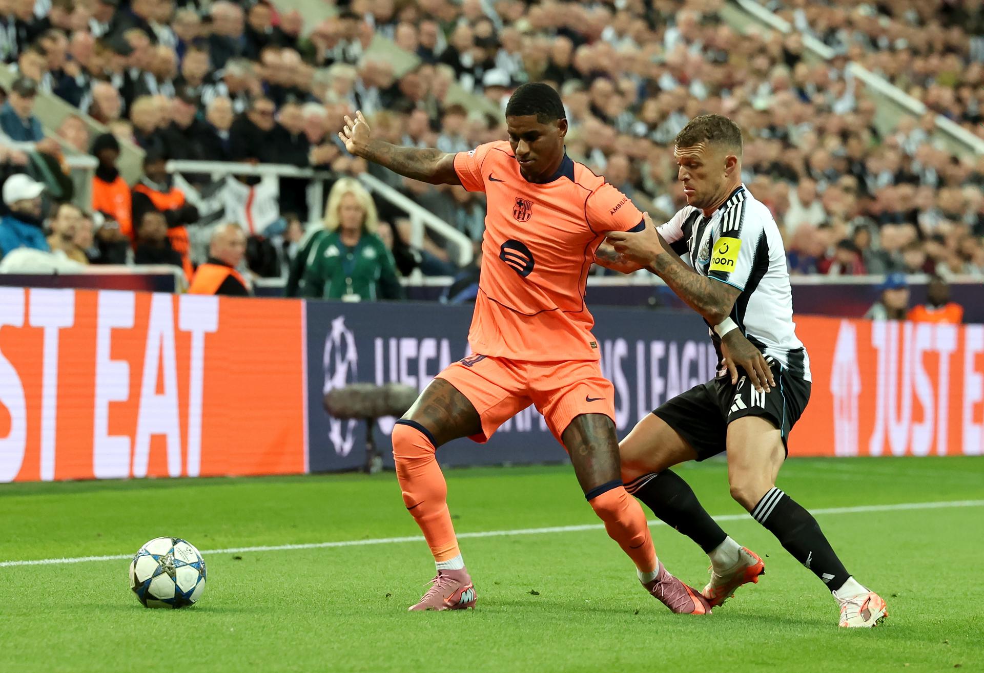 El jugador Kieran Trippier (d), del Newcastle, en acción ante Marcus Rashford, del Barcelona, durante el primer partido de la fase liga de la UEFA Champions League league que han jugado Newcastle United y Barcelona en Newcastle, Reino Unido. EFE/EPA/ALEX DODD