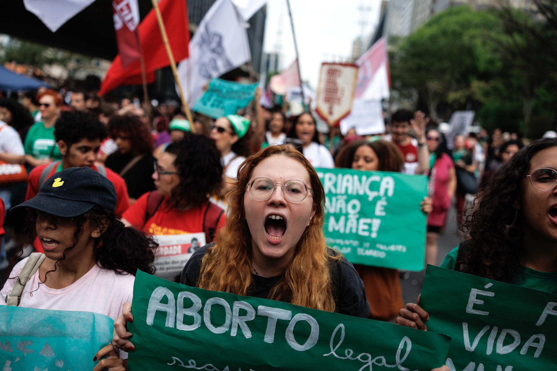 Personas se manifiestan en el Día de Acción Global por el Aborto Legal y Seguro este domingo, en Sao Paulo (Brasil). EFE/ Isaac Fontana
