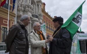 Imagen de archivo (04/12/2012) del histórico líder andalucista, Alejandro Rojas-Marcos (c), fundador del PA, junto al exsecretario general, Antonio Jesús Ruiz (i), en un acto de conmemoración de las manifestaciones de 1977 por la autonomía andaluza celebrado ante el Palacio de San Telmo en Sevilla, sede la Junta. EFE/Julio Muñoz