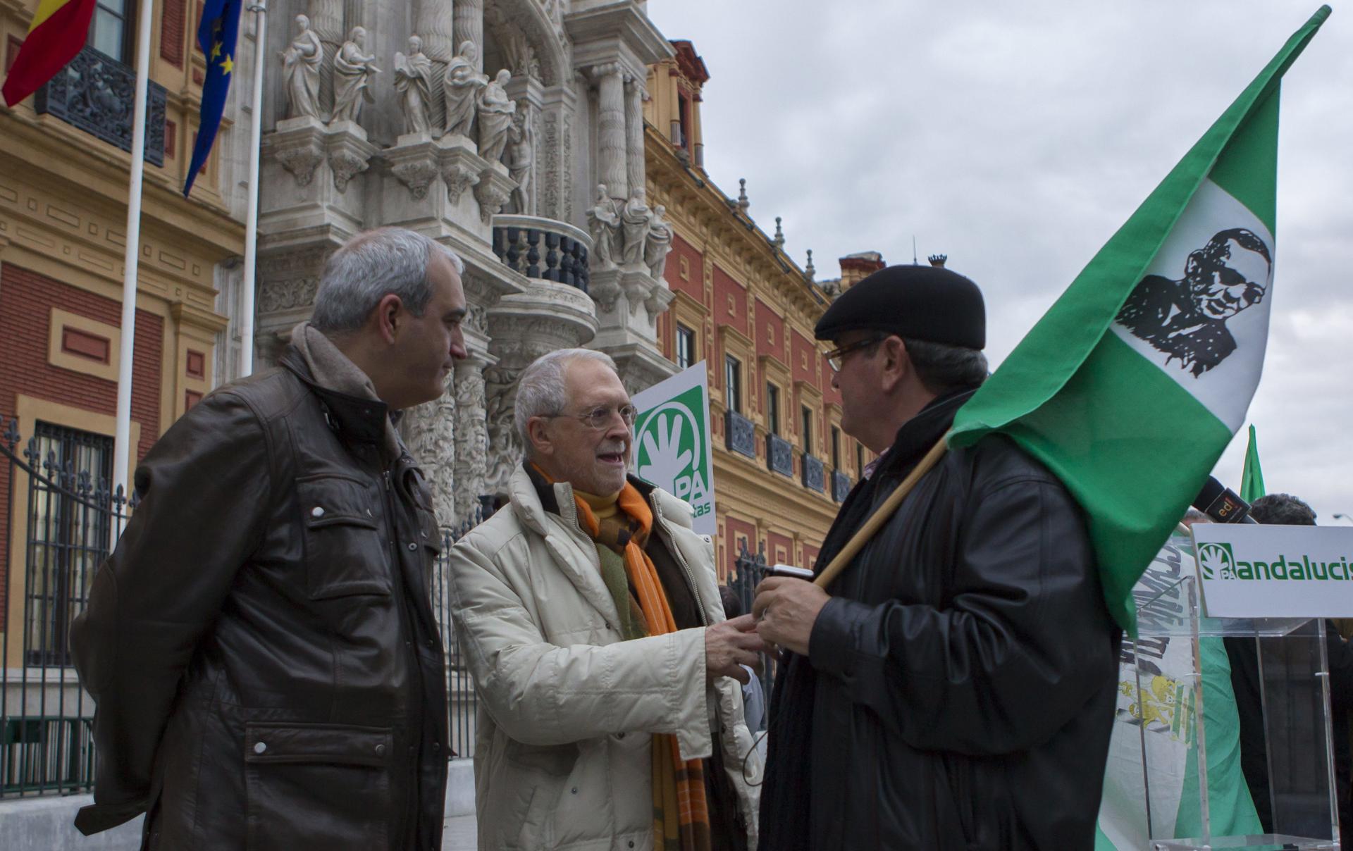 Imagen de archivo (04/12/2012) del histórico líder andalucista, Alejandro Rojas-Marcos (c), fundador del PA, junto al exsecretario general, Antonio Jesús Ruiz (i), en un acto de conmemoración de las manifestaciones de 1977 por la autonomía andaluza celebrado ante el Palacio de San Telmo en Sevilla, sede la Junta. EFE/Julio Muñoz